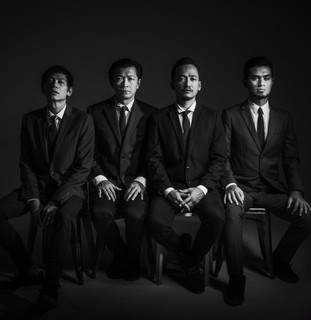 Seven Collar T-Shirt Photo