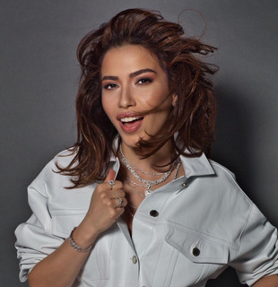 Burcu Güneş Photo