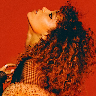 Izzy Bizu Photo