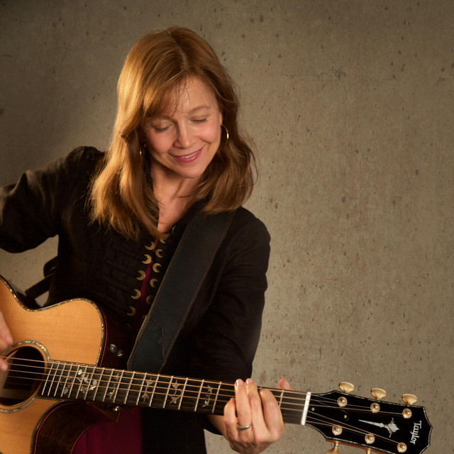Carrie Newcomer photo