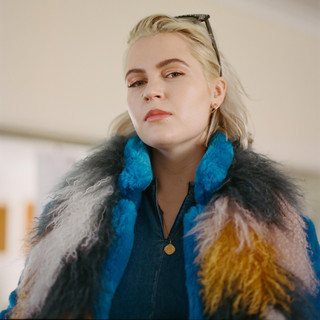 Elli Ingram Photo