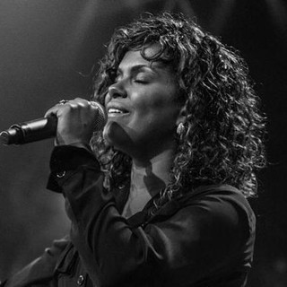 Nívea Soares Photo