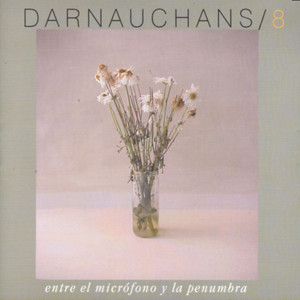 Entre el micrófono y la penumbra cover