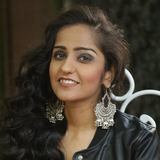 Asees Kaur Photo