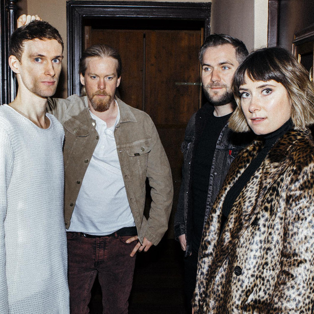 Musik Artist Walking On Cars