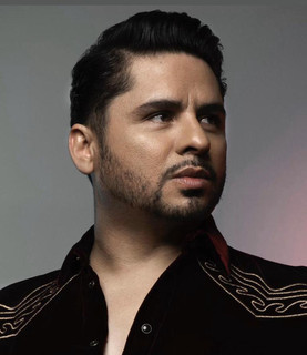 Larry Hernández Photo