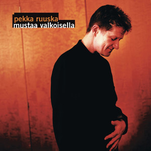Mustaa valkoisella cover