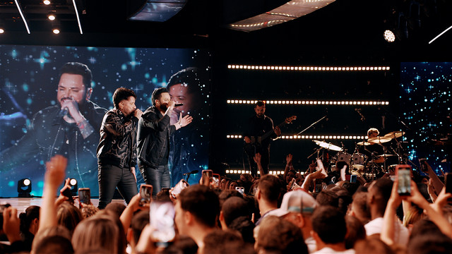 Tubarões (Ao Vivo) cover art