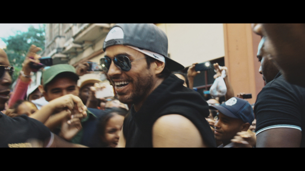 SUBEME LA RADIO (feat. Descemer Bueno & Zion & Lennox)