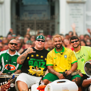 Grupo Menos É Mais poster