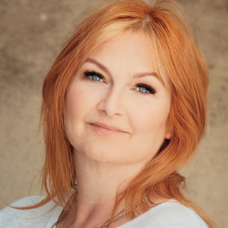 Lyz Cooper artist photo