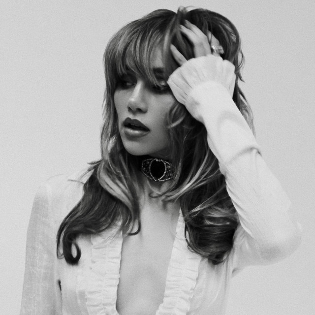 Suki Waterhouse image