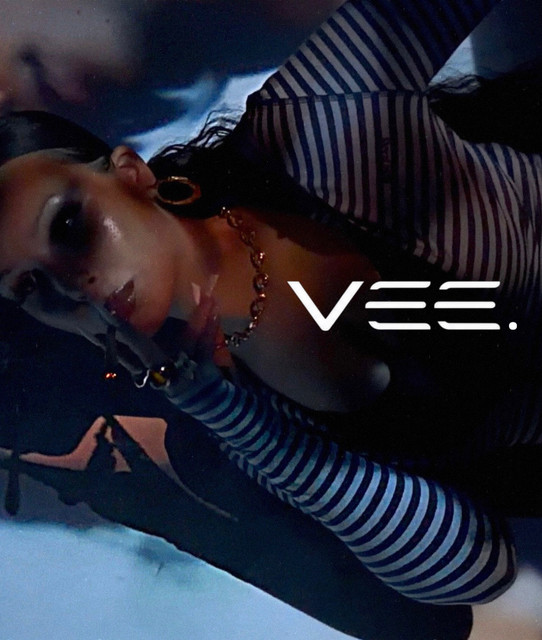 VEE.