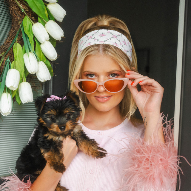 Baylee Lynn press photo for 'Lucky To Be Loved' single, photo credit Kate Bowling