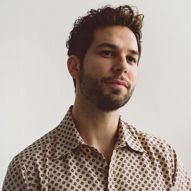 Skylar Astin