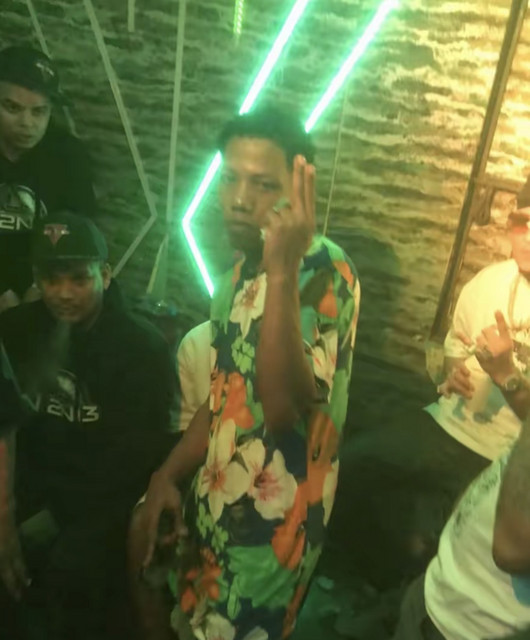 LA R QUE METE MANO