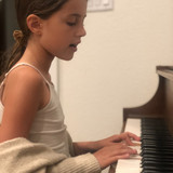 Olivia Mucha profile