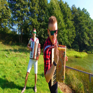 Stoi Andzia w Ogrodzie