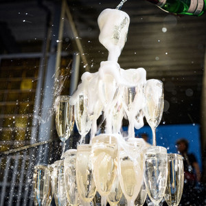 Sekt in die Gläser