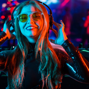 Vocile Nebuniei Zguduie Clubul by Dj Magic Romania