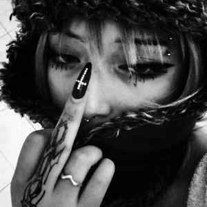 Nägel sind black by anxiety crip
