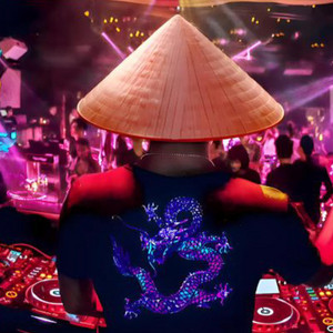 Nhìn Nàng Bên Người