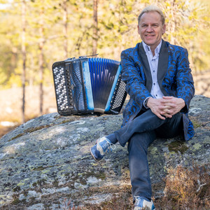 On juuri tässä paras hetki by Jukka Lampela
