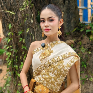 បងបួសវត្តណា? by អោម វិច្ឆិកា