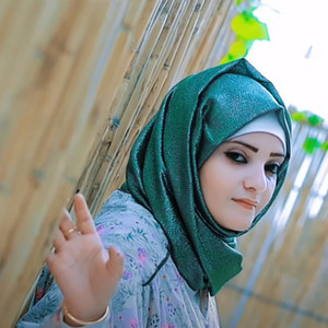 مادلين العبسي - يا غصن نقا مكللاً بالذهب