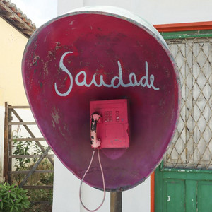 Saí pra Ver Se a Saudade Fica em Casa by Doral, Pe Lu