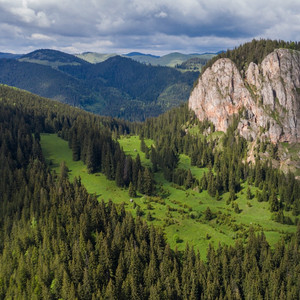 Keresztény Énekek - Messze Van a Kicsi Falúm