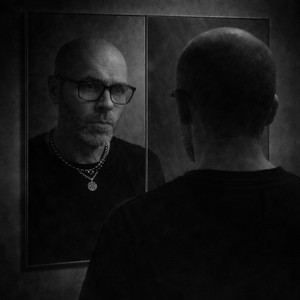 The man in the mirror by Raymond Sarlemijn