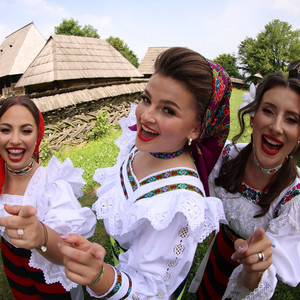 Laura Bakk, Daiana Chira, Iasmina Lazaroi & Ceterasu' Boro - Pentru Mandru Din Vecini