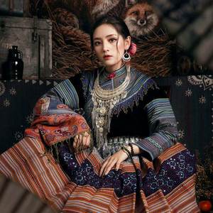 Nplooj Xyooj - Tsov Rog Quas Wb Txoj Kev Hlub