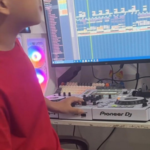 NHÀ SẢN XUẤT DJ VUKEMM - Cuộc đời anh cần mỗi yn