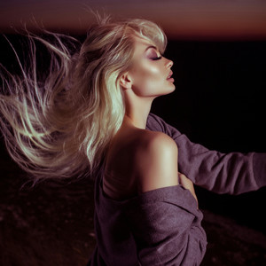 Julia Melville - Windy