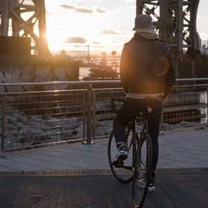Un ciclista en el atardecer by W. Pan