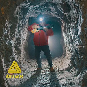 Aullagas - Con un vaso de cerveza