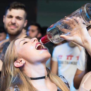 Mc Souza - Você fica longe de bebida jovem ela da bundada