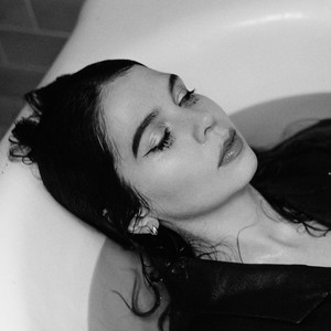 mediocre girl by Rosa