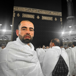 Abbas Alfadil - ‏رفعت الكعبة ثيابها ‏معلنة احترامها