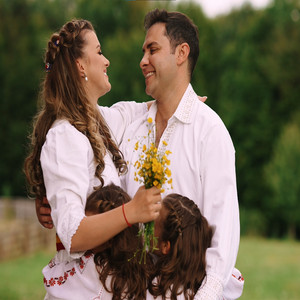 Lavinia Goste - Tata Cu Fete La Casa