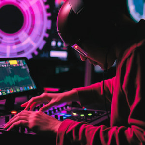 VEEMISTRO - Still Feels Warm