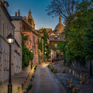 Marcher dans la Rue à Paris by Roderick Janssen