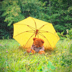 Seul sous la pluie by Hey-yaH