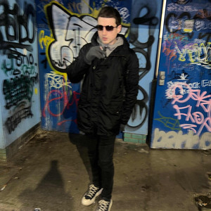 Poser by juju