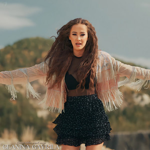 Geanina Gavrilă - Câinii Latră, Ursul Merge