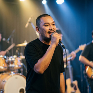 ស្រលាញ់គេម្នាក់ឯង by Heng Pitou