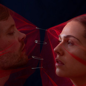 Can't Love You in the Dark by Gabby Mae, Vizuen