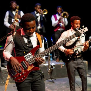 Moise Basinza - Seben Home Is My Place (Live)